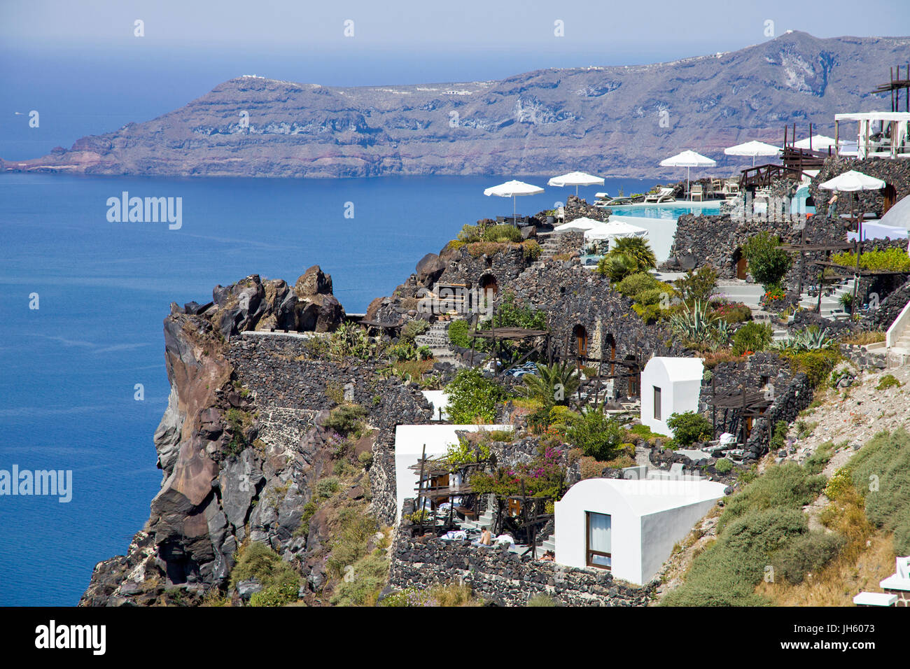 Hoehlenwohnungen am Kraterrand der Caldera, beliebte und teuere Hotelunterkuenfte, Oia, Santorin, Kykladen, Aegaeis, Griechenland, Mittelmeer, Europa  Stock Photo