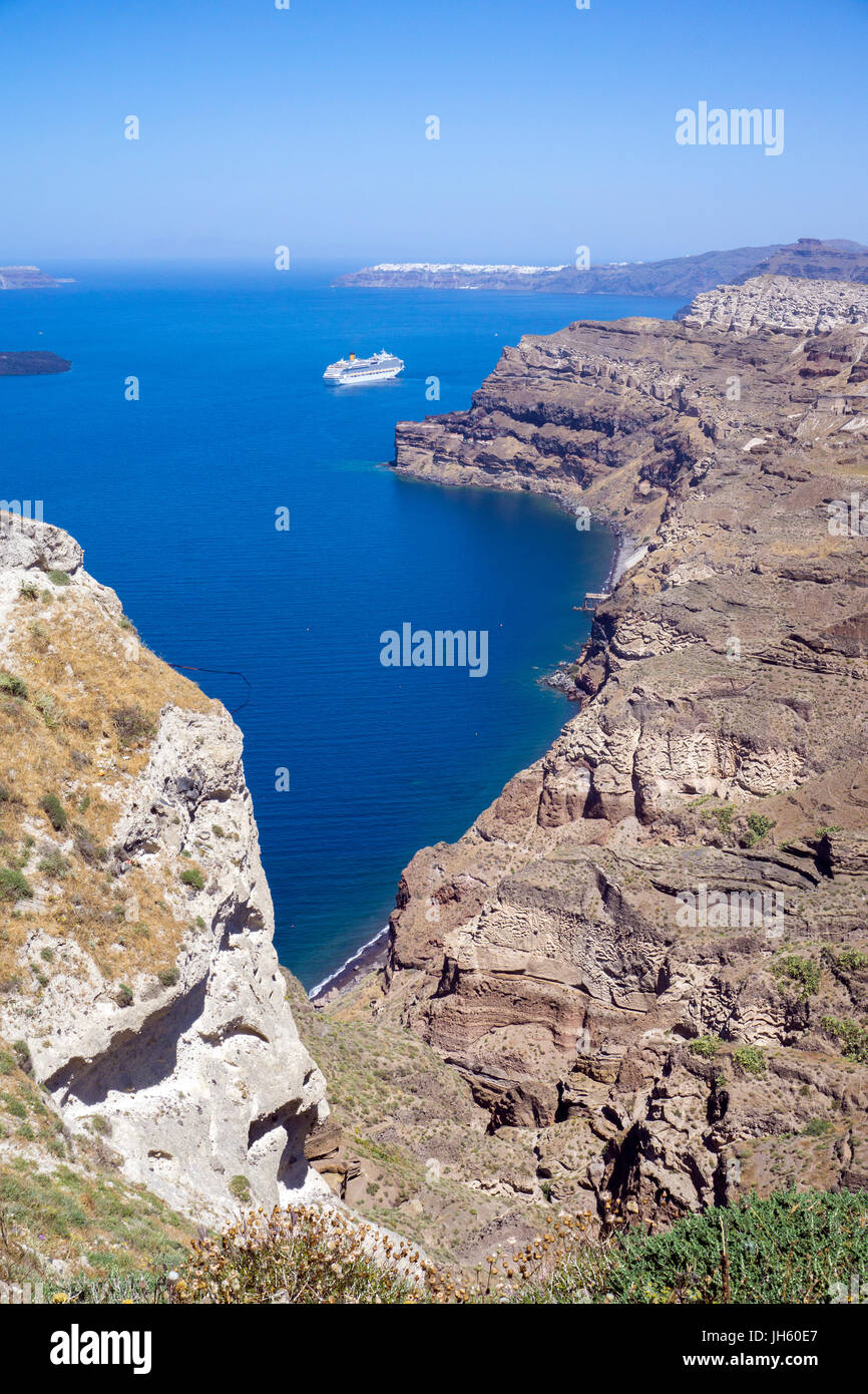 Blick oberhalb vom Faehrhafen Athinios auf die Caldera, Santorin, Kykladen, Aegaeis, Griechenland, Mittelmeer, Europa | View above the ferry harbour A Stock Photo