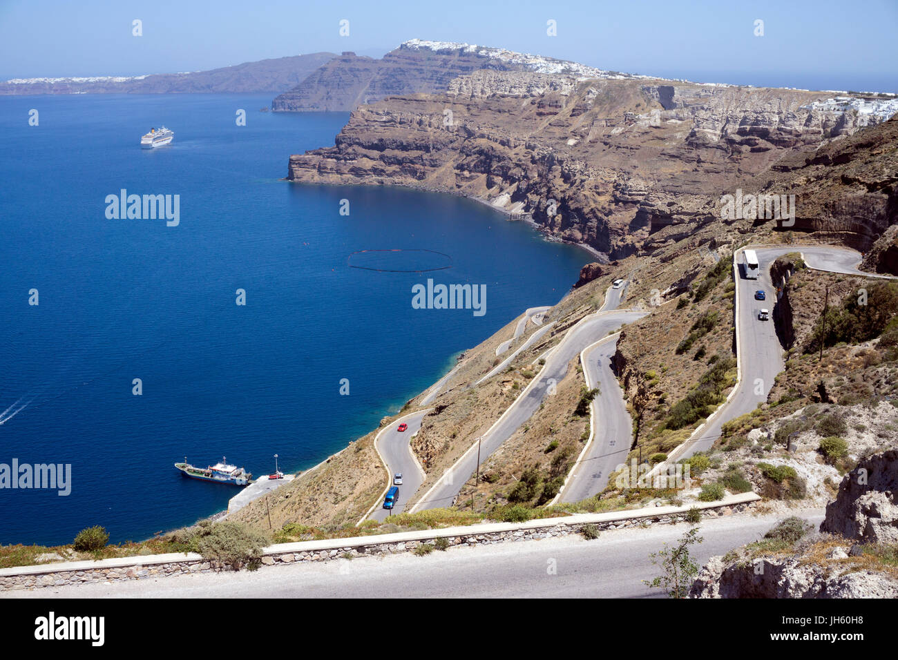 Strasse hinunter zum Faehrhafen Athinios und Blick auf die Caldera, Santorin, Kykladen, Aegaeis, Griechenland, Mittelmeer, Europa | Road down to the f Stock Photo