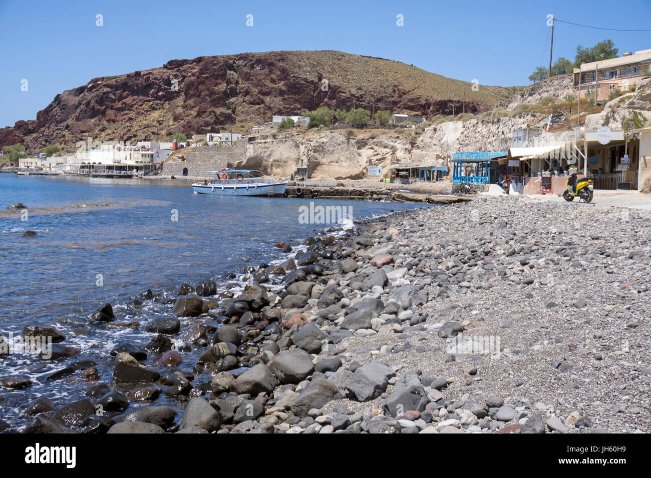 Kleiner Strand und Hafen fuer Ausflugsboote zum Red Beach bei Akrotiri, Santorin, Kykladen, Aegaeis, Griechenland, Mittelmeer, Europa | Small beach an Stock Photo