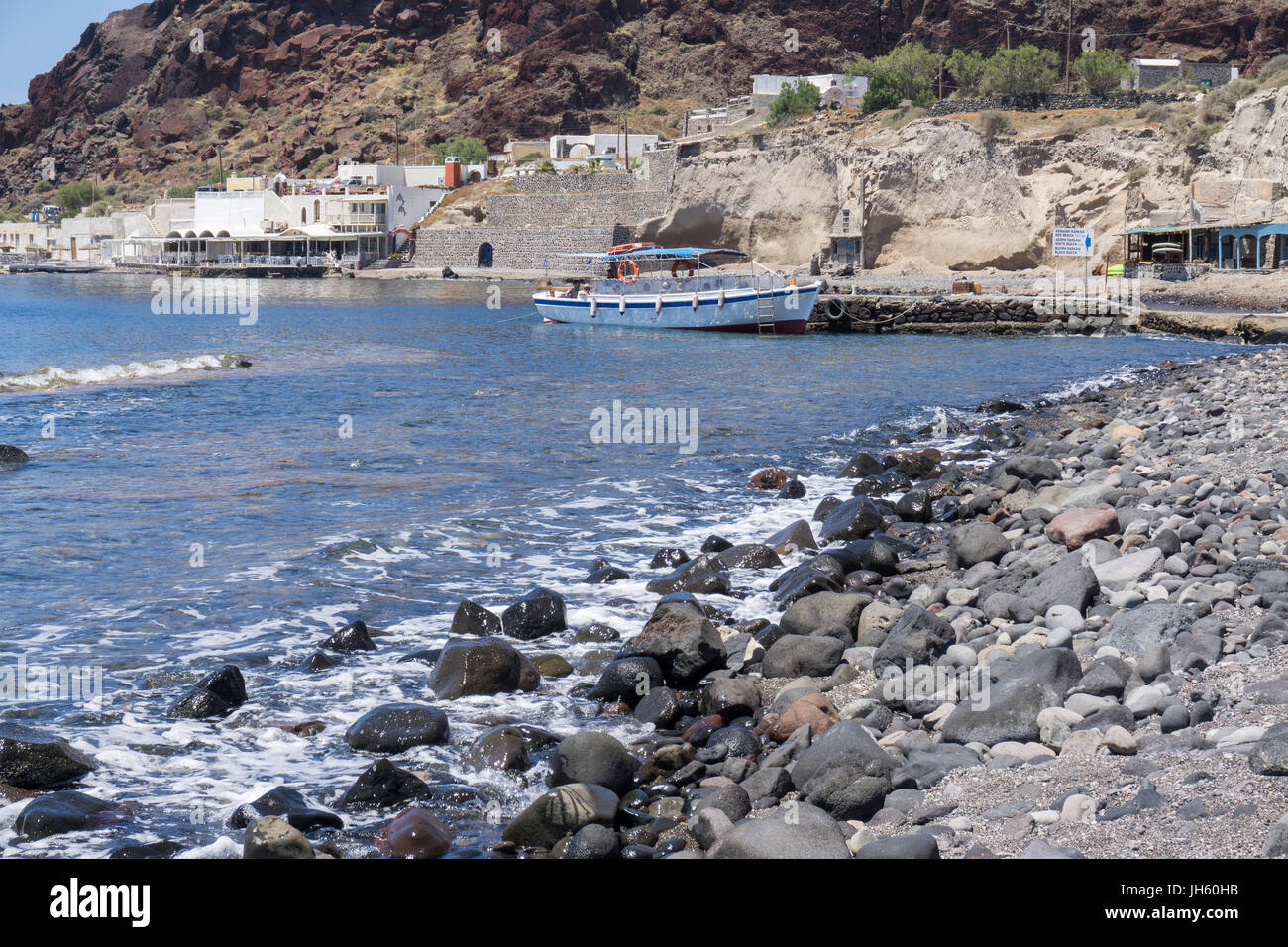 Kleiner Strand und Hafen fuer Ausflugsboote zum Red Beach bei Akrotiri, Santorin, Kykladen, Aegaeis, Griechenland, Mittelmeer, Europa | Small beach an Stock Photo