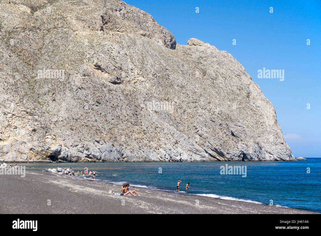 Perissa Beach, auch Perivolos Strand oder Perivoli Strand genannt, Badestrand bei Perissa, dahinter der Fels Mesa Vouno, Santorin, Kykladen, Aegaeis,  Stock Photo