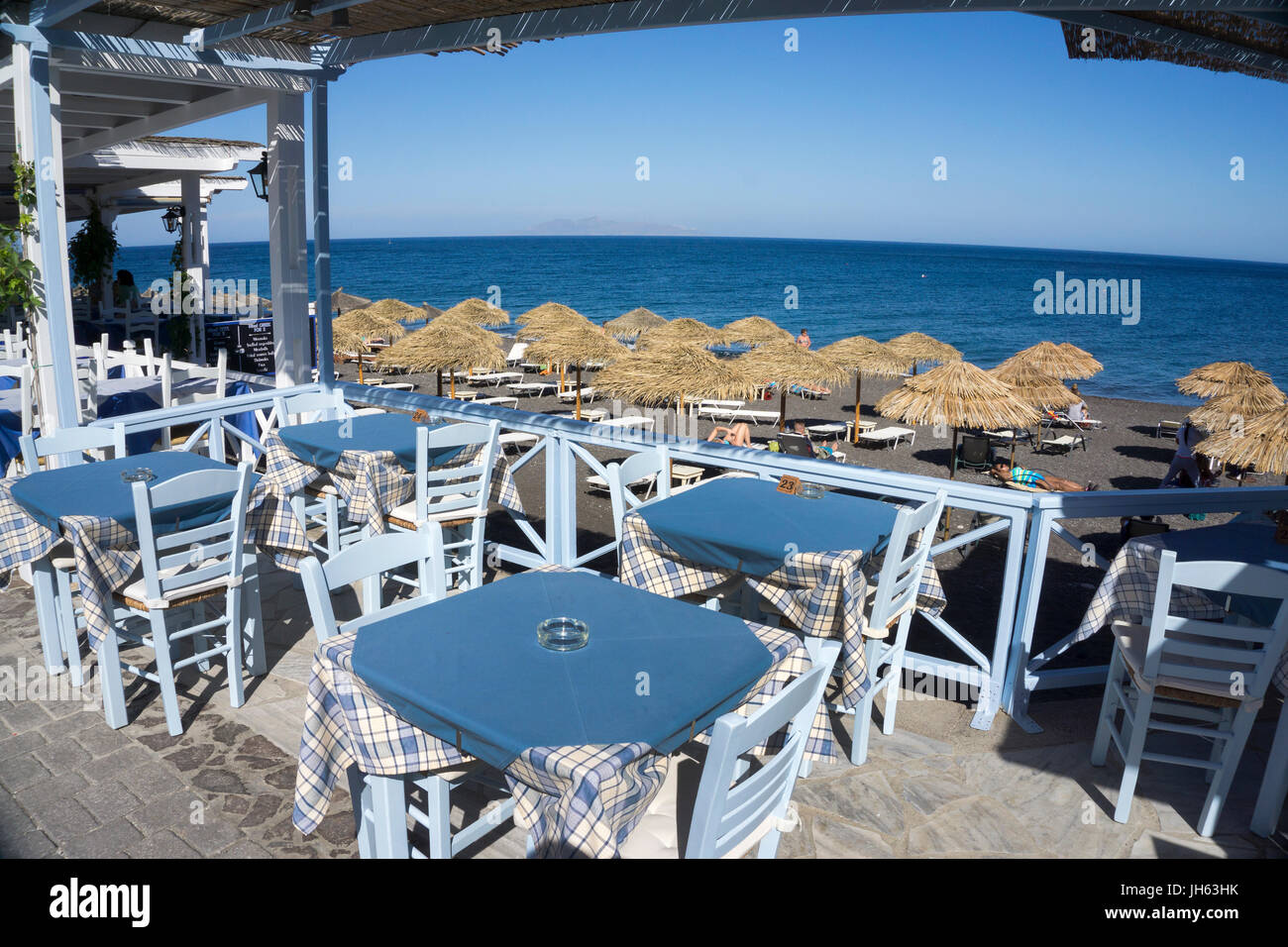 Taverne am Kamari Beach, Badestrand bei Kamari, Santorin, Kykladen, Aegaeis, Griechenland, Mittelmeer, Europa | Tavern at Kamari Beach. Kamari, Santor Stock Photo