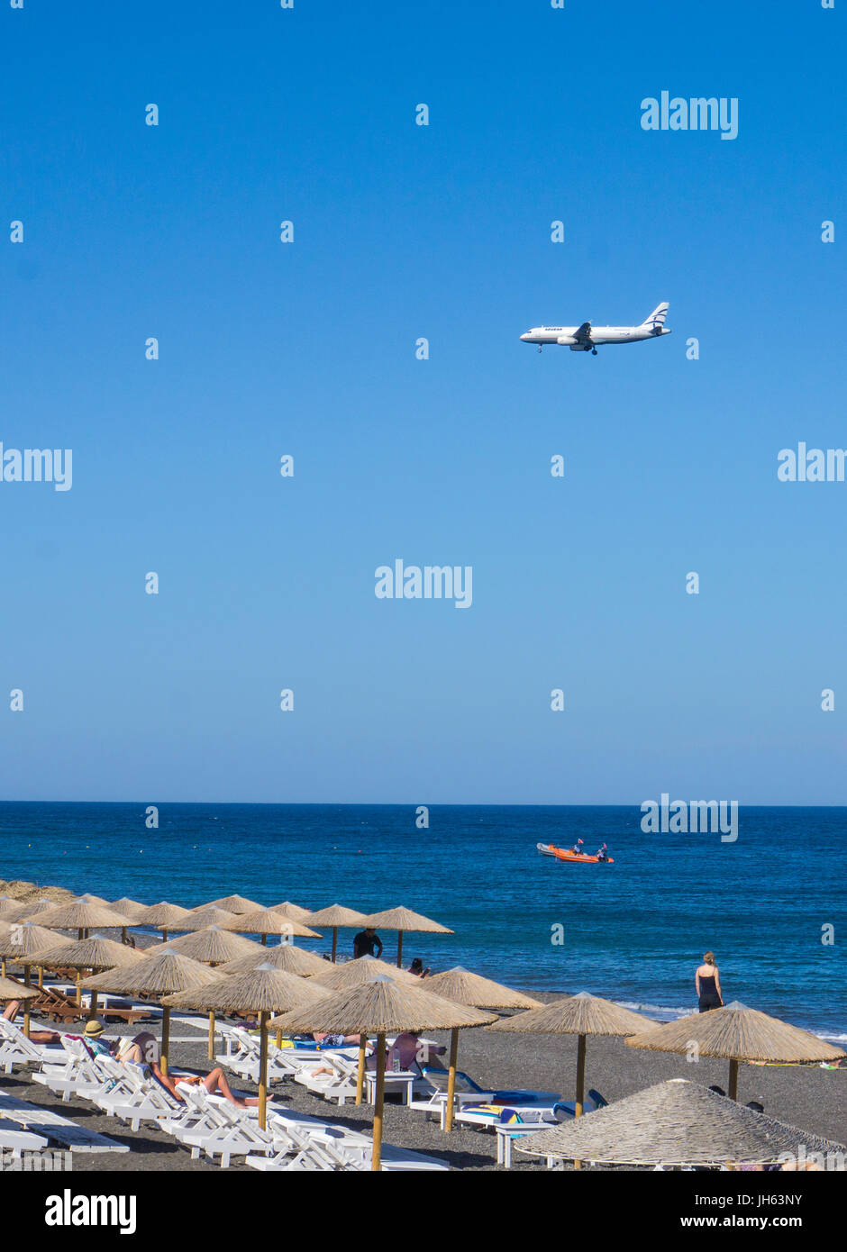Flugzeug im Landeanflug, Kamari Beach, Badestrand bei Kamari, Santorin, Kykladen, Aegaeis, Griechenland, Mittelmeer, Europa | Airplane over Kamari Bea Stock Photo