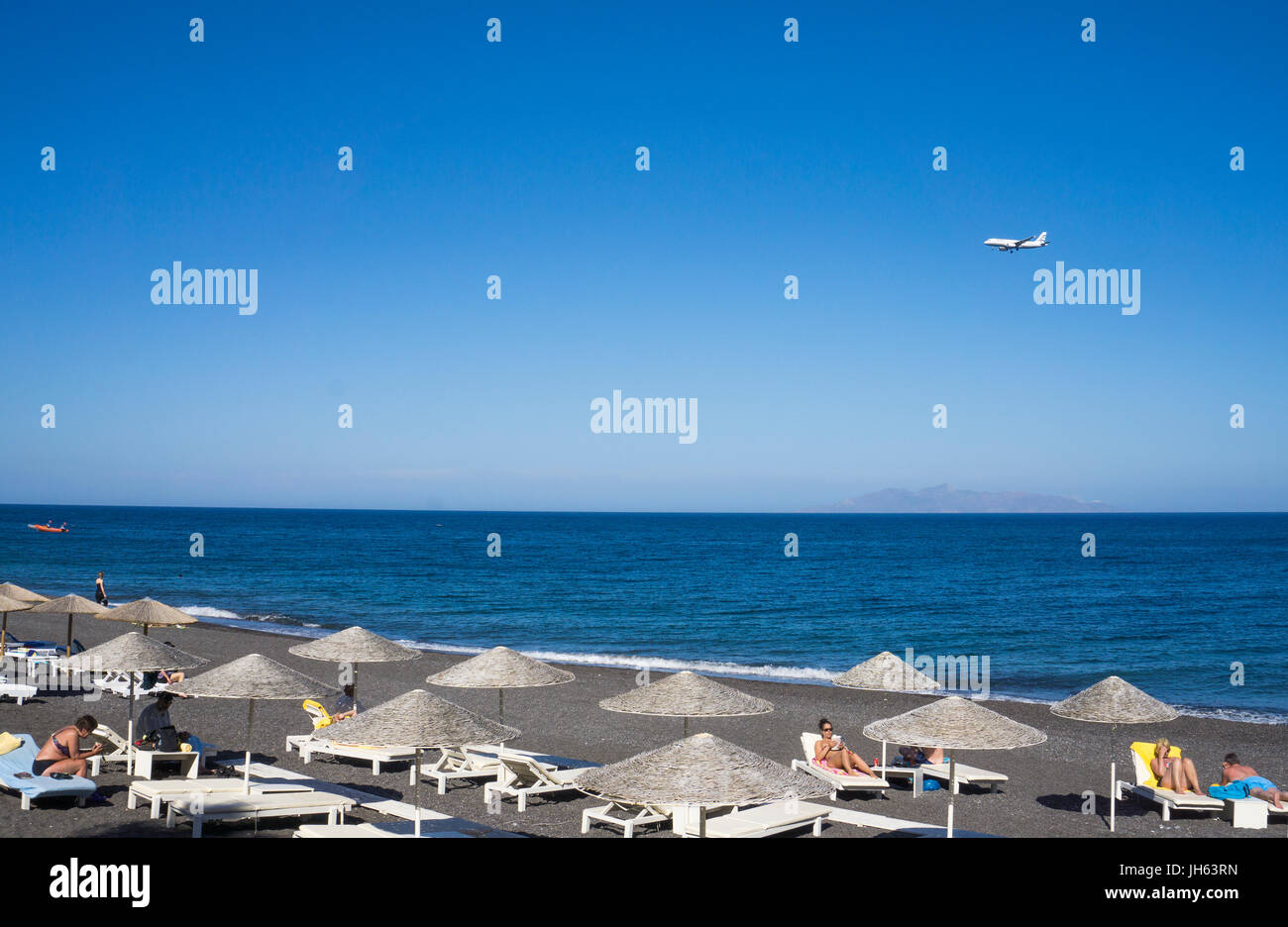 Flugzeug im Landeanflug, Kamari Beach, Badestrand bei Kamari, Santorin, Kykladen, Aegaeis, Griechenland, Mittelmeer, Europa | Airplane over Kamari Bea Stock Photo