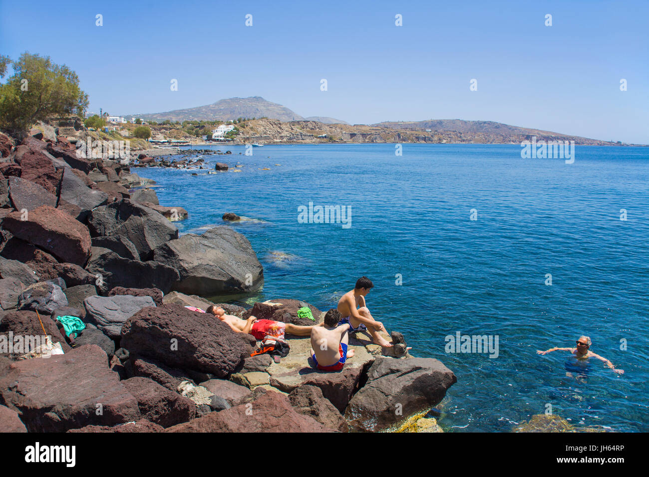Touristen baden an der Kueste bei Akrotiri, Santorin, Kykladen, Aegaeis, Griechenland, Mittelmeer, Europa | Tourists have a bath at the coast, Akrotir Stock Photo