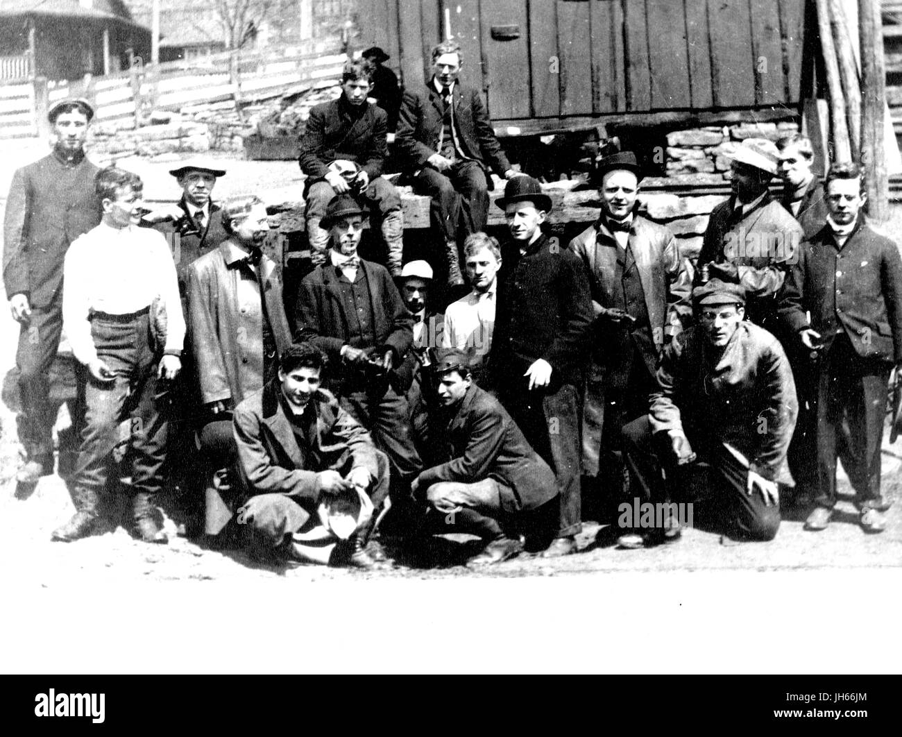 Group portrait of students from a geology class at Johns Hopkins University on a field trip fossil hunting in western Maryland, 1907. Stock Photo