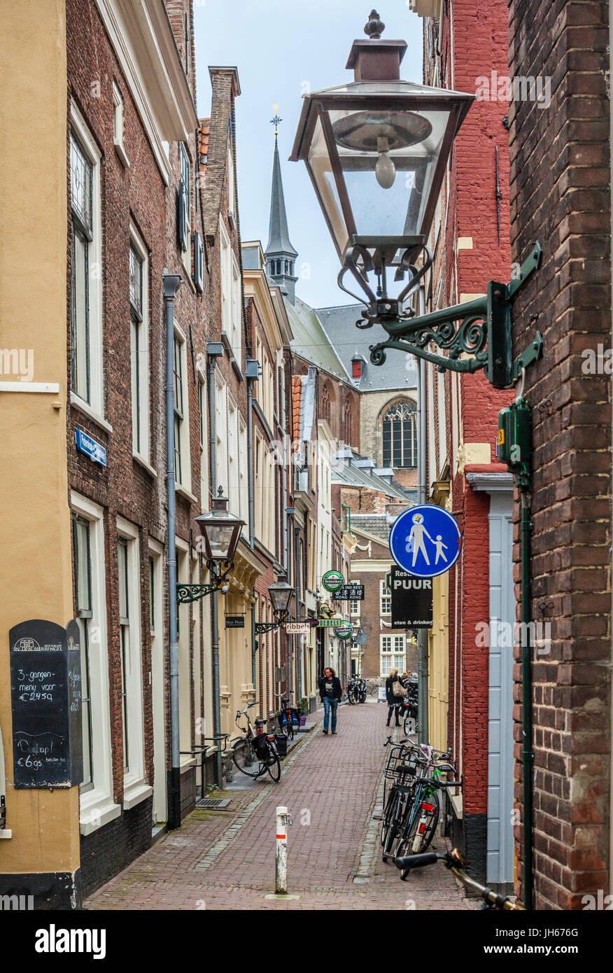 Netherlands, South Holland, Leiden, Choorsteg, a narrow alley in the old quarters leads to Pieterskerk Stock Photo