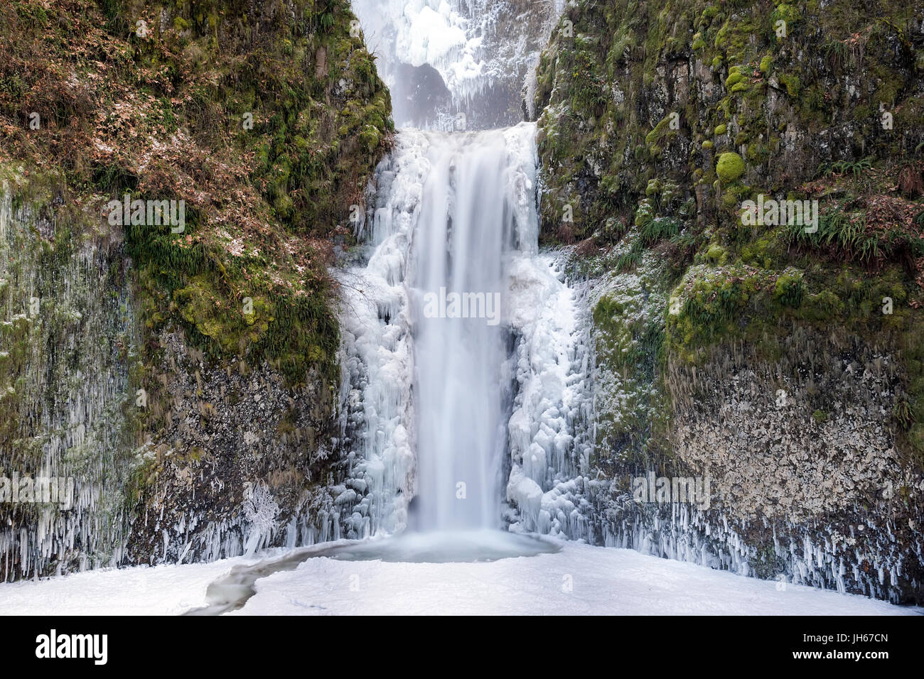 Deep freeze at Multnomah Falls at the Columbia River Gorge in Winter ...