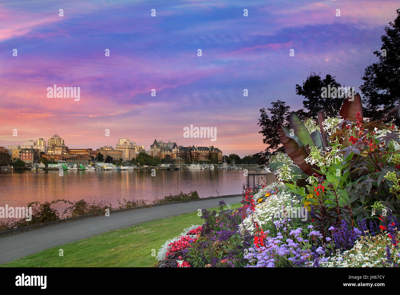 Sunset by the park at Victoria British Columbia Canada Innter Harbour ...