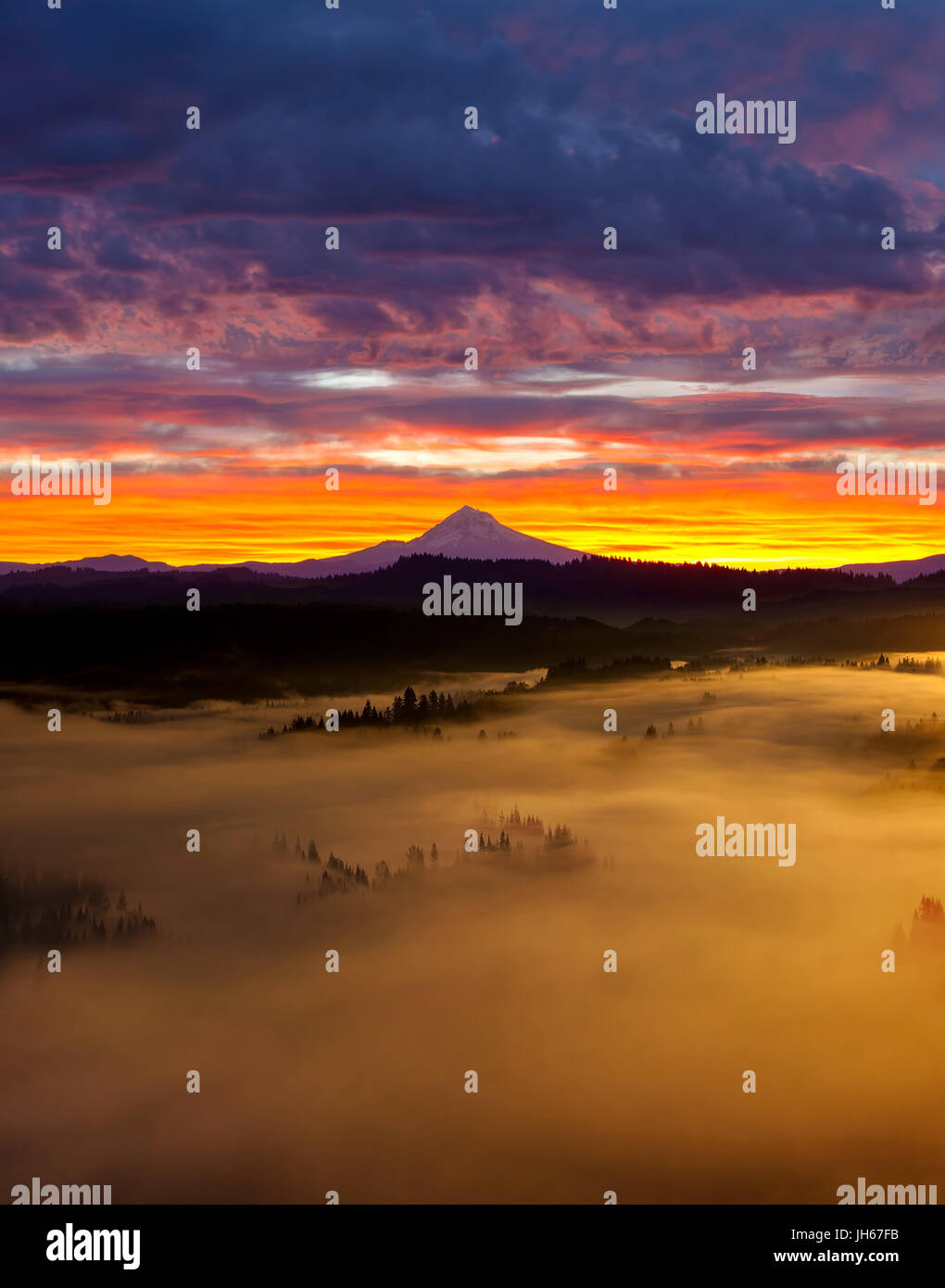 Rolling fog hi-res stock photography and images - Alamy