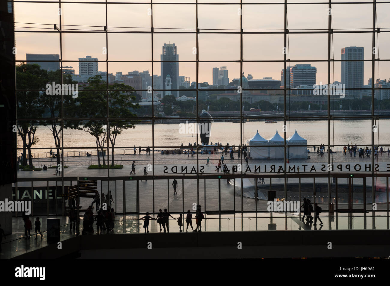 05.05.2017, Singapore, Republic of Singapore, Asia - A view from inside 'The Shoppes' shopping mall across the Singapore River to the downtown core. Stock Photo