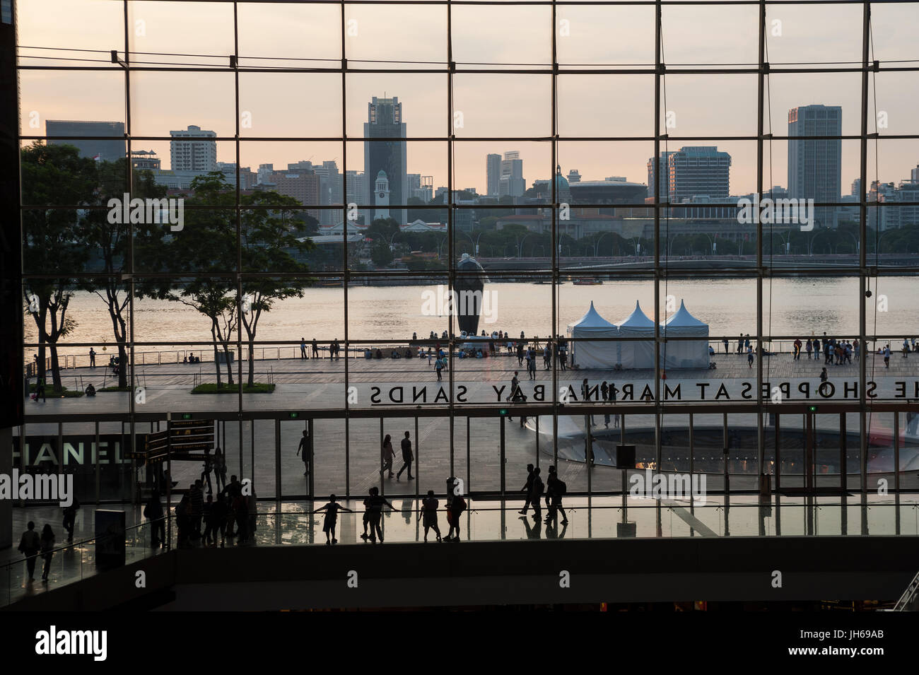 05.05.2017, Singapore, Republic of Singapore, Asia - A view from inside 'The Shoppes' shopping mall across the Singapore River to the downtown core. Stock Photo