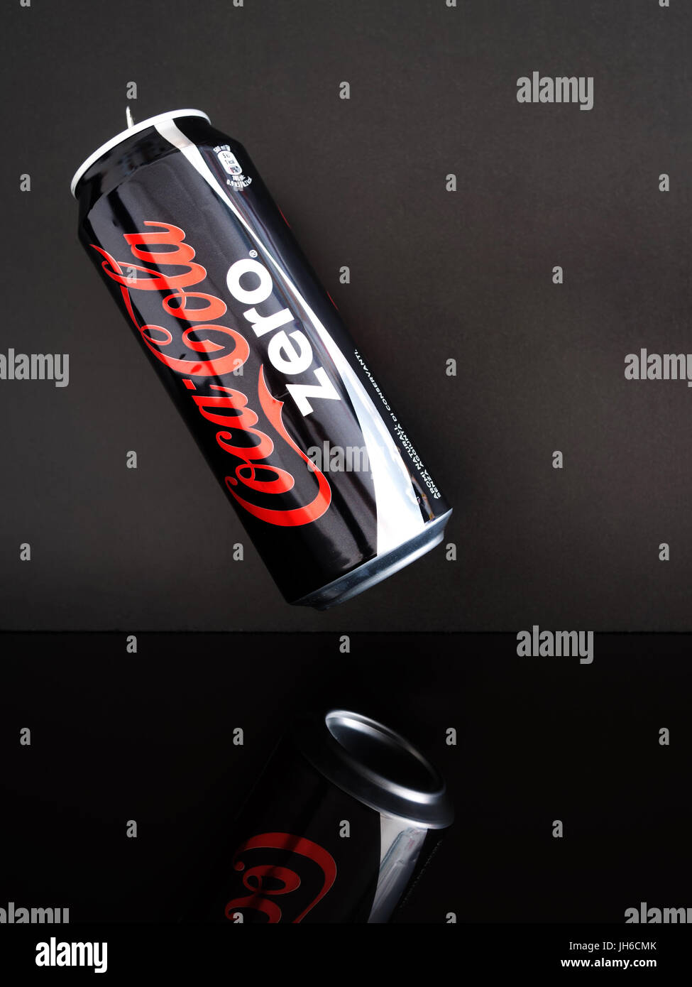 Coca cola tin can hi-res stock photography and images - Alamy