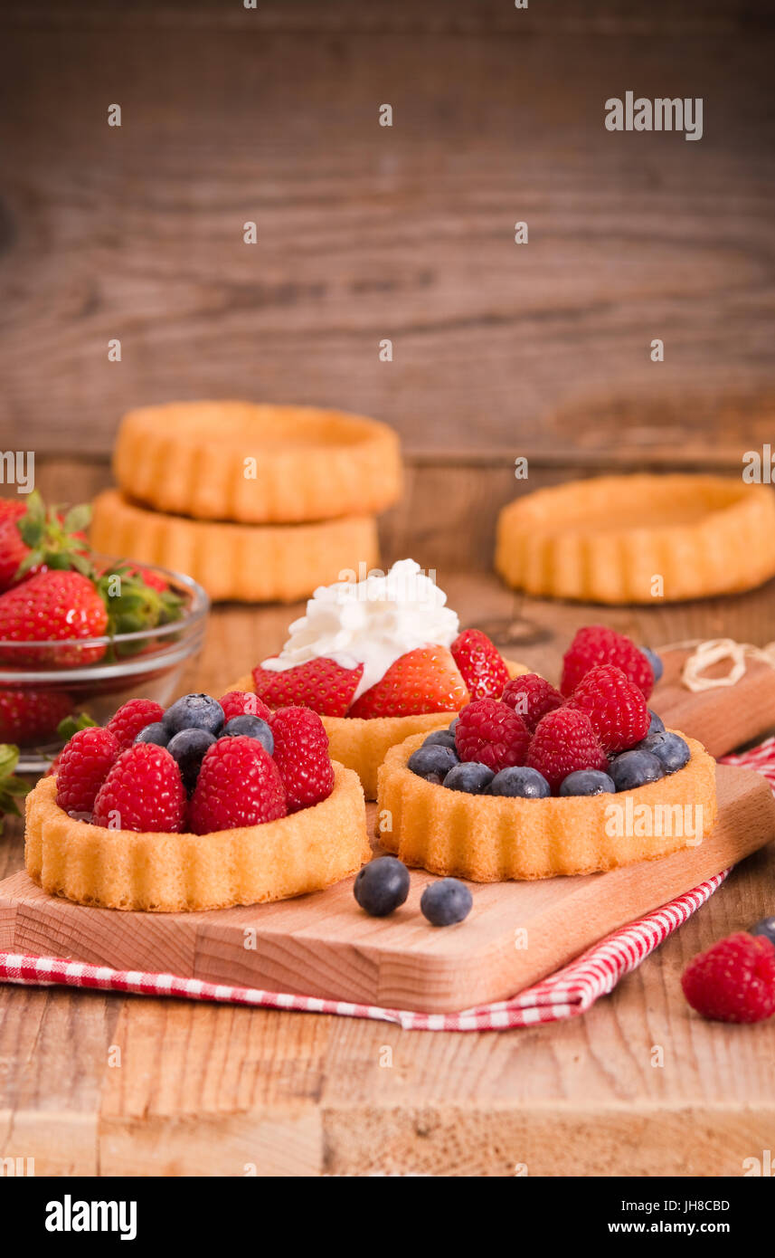 Sponge tartlets hi-res stock photography and images - Alamy