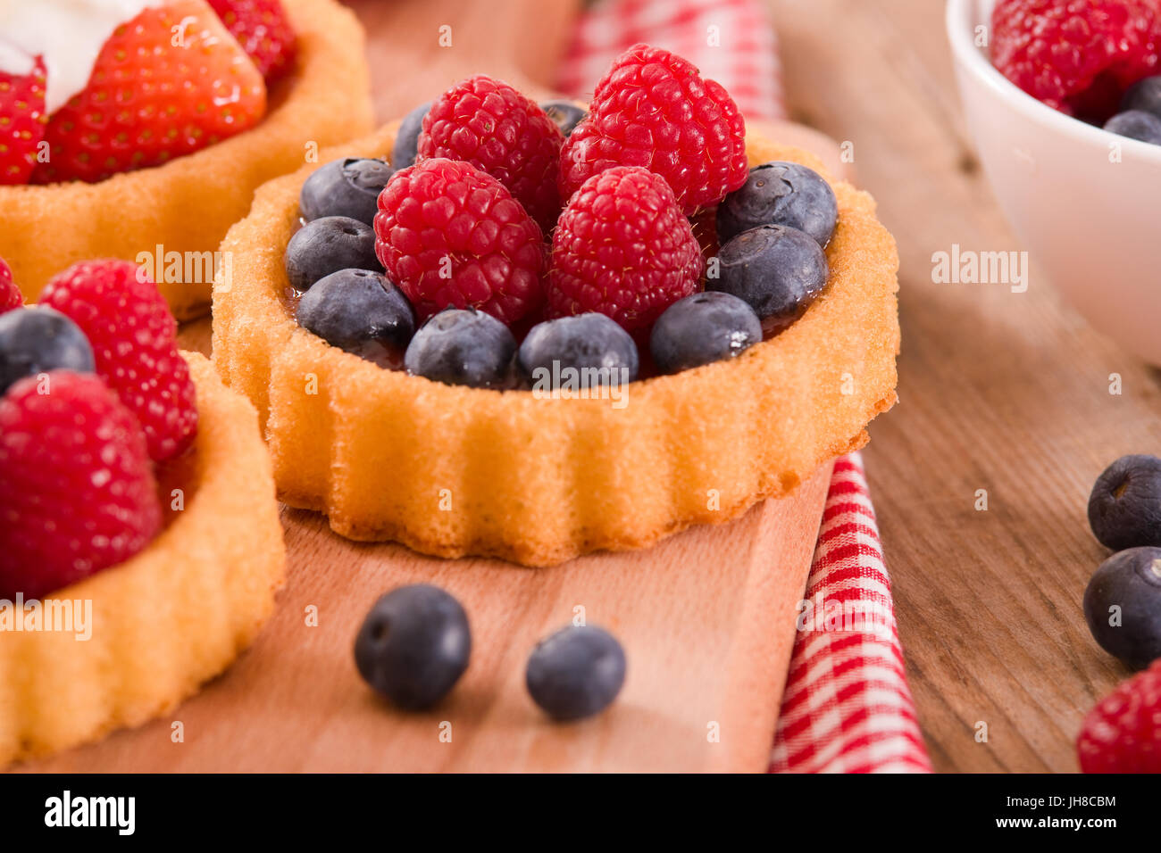 Sponge tartlets hi-res stock photography and images - Alamy