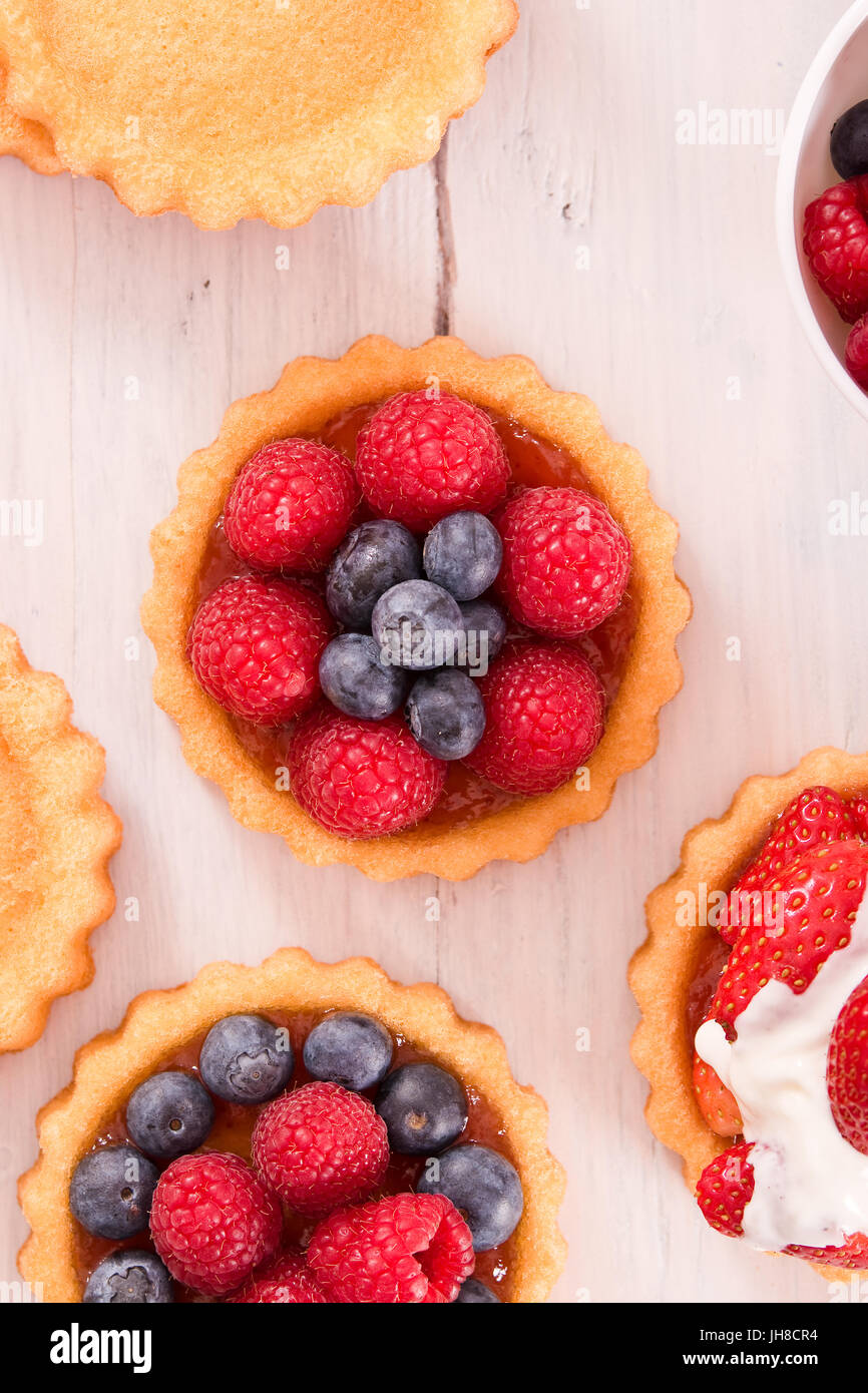 Sponge tartlets hi-res stock photography and images - Alamy