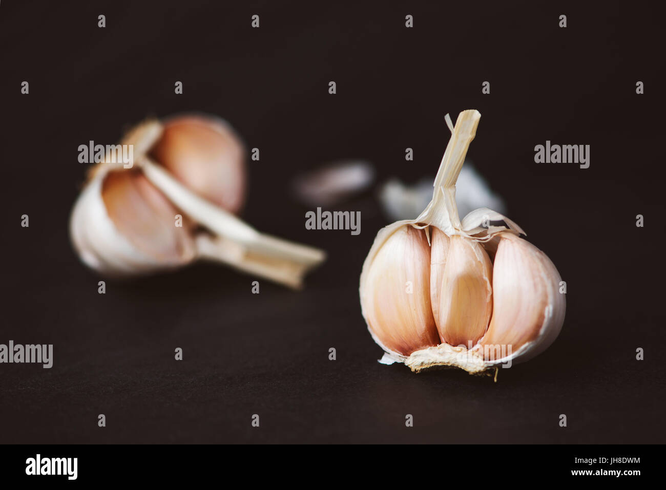 Garlic Cloves and Garlic Bulb on black stone table Stock Photo - Alamy