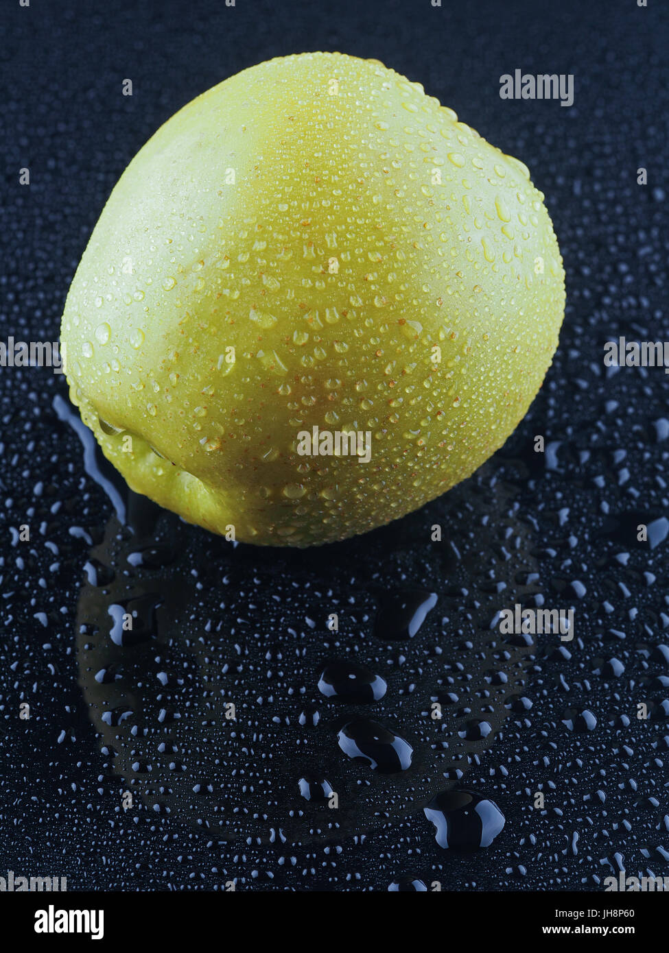 Green apple on a dark background Stock Photo - Alamy