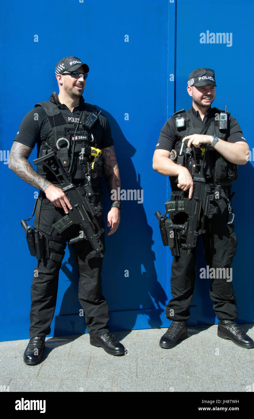 Specialist armed police officers hi-res stock photography and images ...