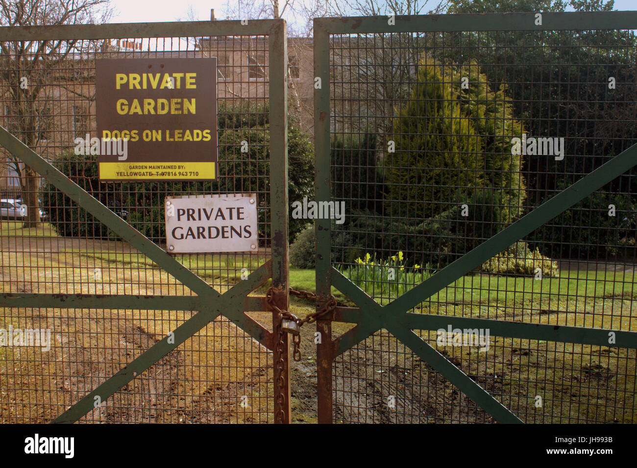 private garden dogs on leads sign locked park gate green, park circus area of Glasgow Stock Photo