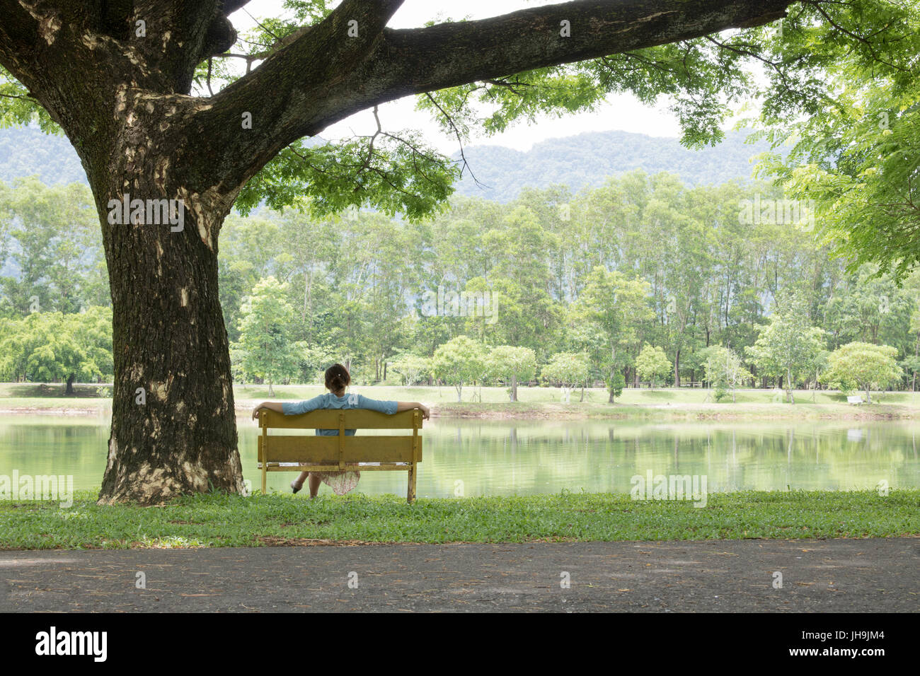 women sitting on the bench in the park Stock Photo - Alamy