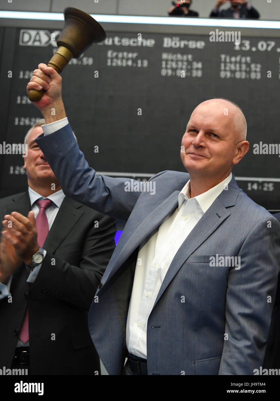 Frankfurt, Germany. 13th Jul, 2017. Olaf Koch (C), CEO of der Metro Wholesale & Food Specialist AG, rings the stock exchange bell beside Gregor Pottmeyer (l), CFO of Deutsche Boerse AG, during the flotation of the new Metro on the trading floor at the stock exchange in Frankfurt am Main, Germany, 13 July 2017. Credit: dpa picture alliance/Alamy Live News Stock Photo