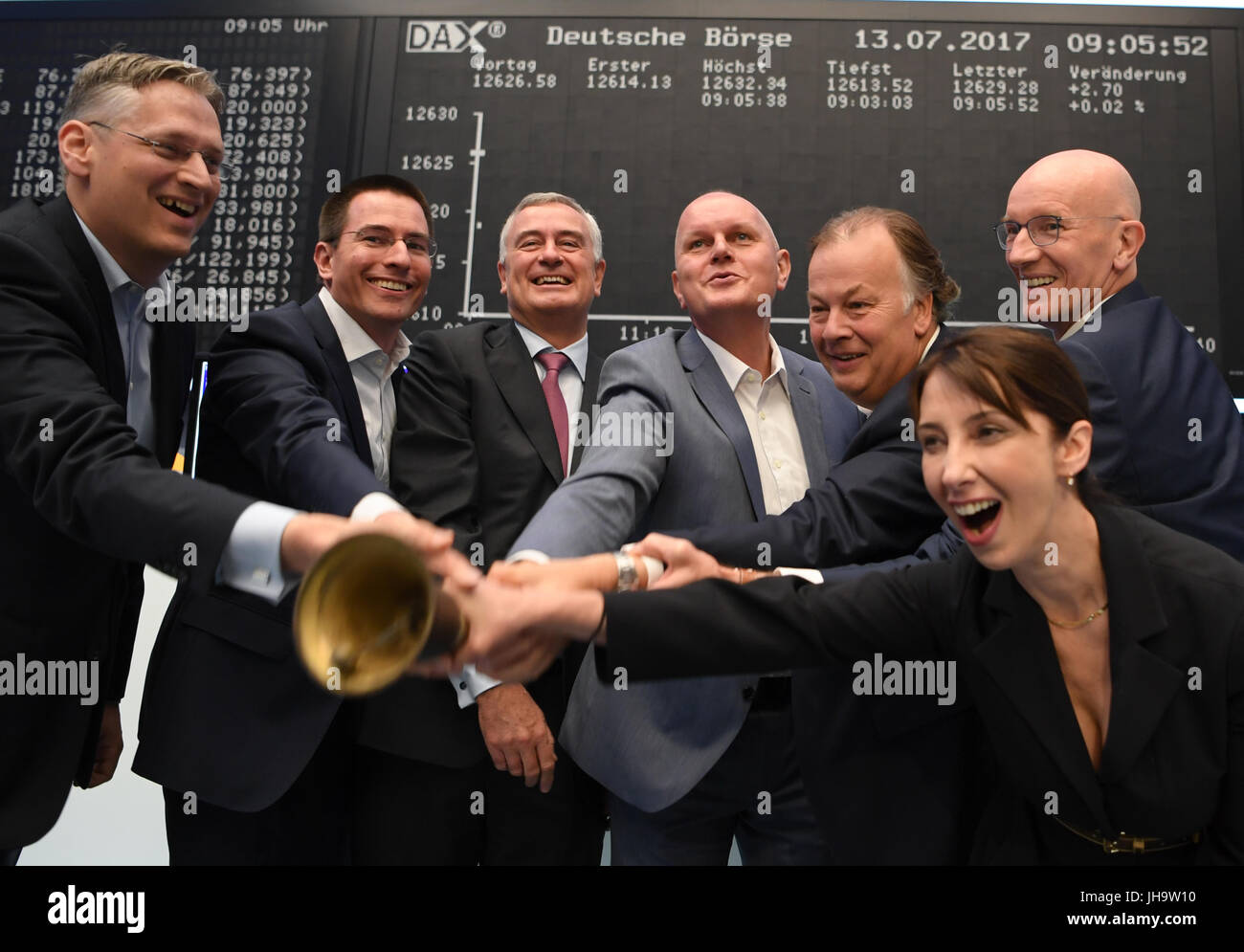 dpatop - Olaf Koch (C), CEO of der Metro Wholesale & Food Specialist AG, rings the stock exchange bell beside Gregor Pottmeyer (3.f.l), CFO of Deutsche Boerse AG, and Metro board members Christoph Kaemper (l-r), Christian Baier, Pieter Boone, Veronika Pountcheva and Heiko Hutmacher, during the flotation of the new Metro on the trading floor at the stock exchange in Frankfurt am Main, Germany, 13 July 2017. Photo: Arne Dedert/dpa Stock Photo