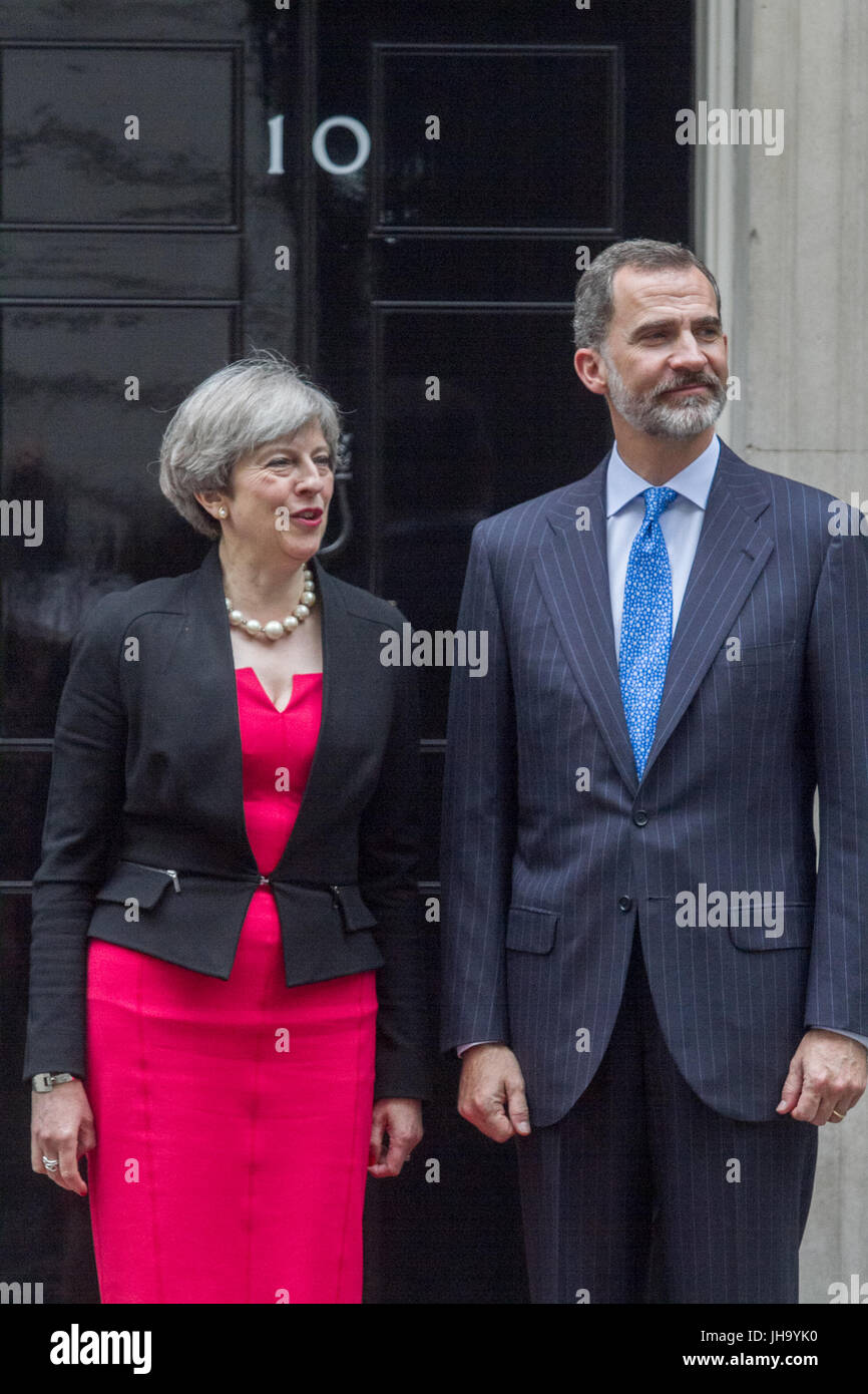 London, UK. 13th July, 2017. The King of Spain Felipe VI is welcomed on a red carpet by British Prime Minister Theresa May during his state visit to Britain Credit: amer ghazzal/Alamy Live News Stock Photo