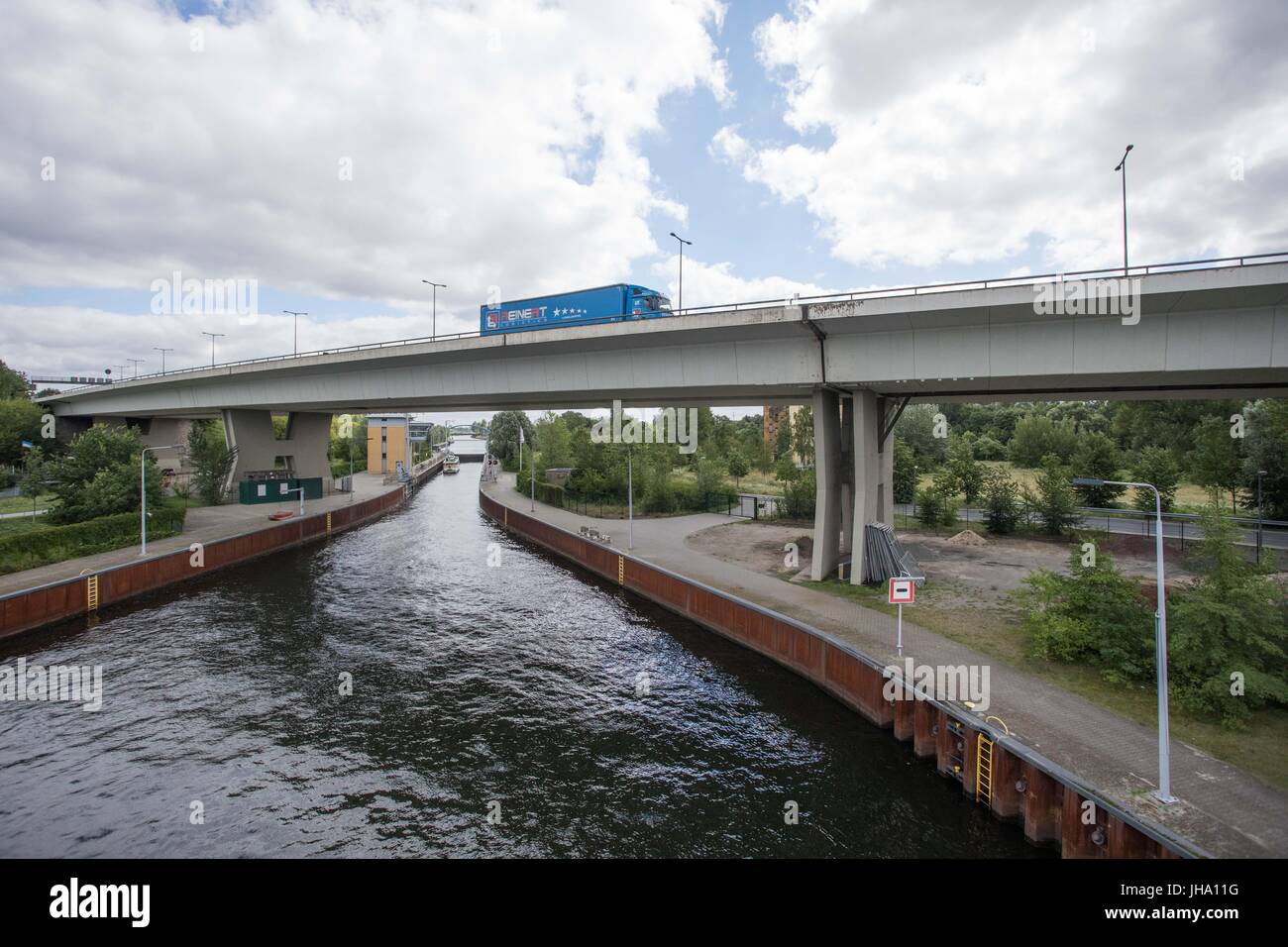 Berlin, Germany. 13th July, 2017. Picture of the Rudolf Wissell Bridge in Berlin, Germany, 13 July 2017. From today on there will be only two available lanes, instead of three, on the Rudolf Wissell Bridge along the city highway A100. This means for car drivers that there massive constraints to traffic are expected until 03 September. Photo: Jörg Carstensen/dpa/Alamy Live News Stock Photo