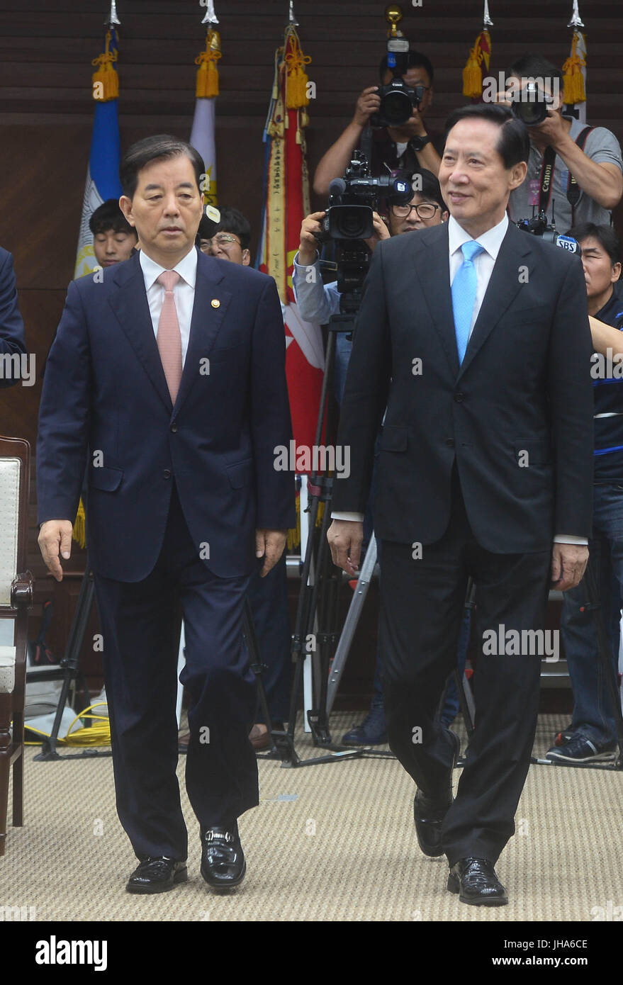 New defense chief inaugurated New Defense Minister Song Youngmoo (R