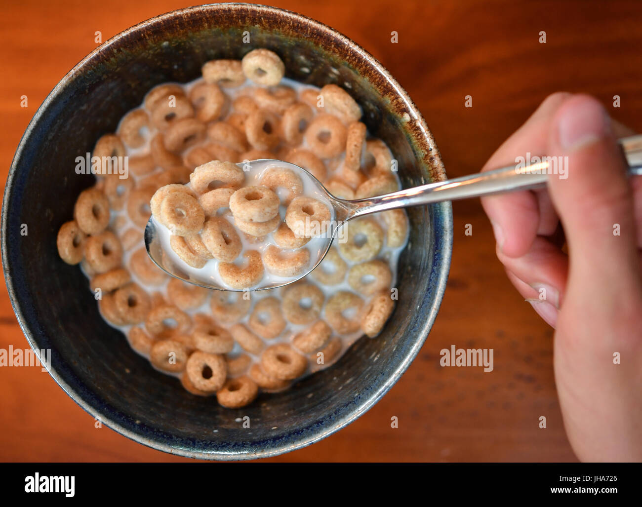 Sieversdorf, Germany. 12th July, 2017. ILLUSTRATION - Picture of a bowl  holding milk and breakfast cereal of the "Honey Rings" brand from Lidl  taken in Sieversdorf, Germany, 12 July 2017. Lidl is