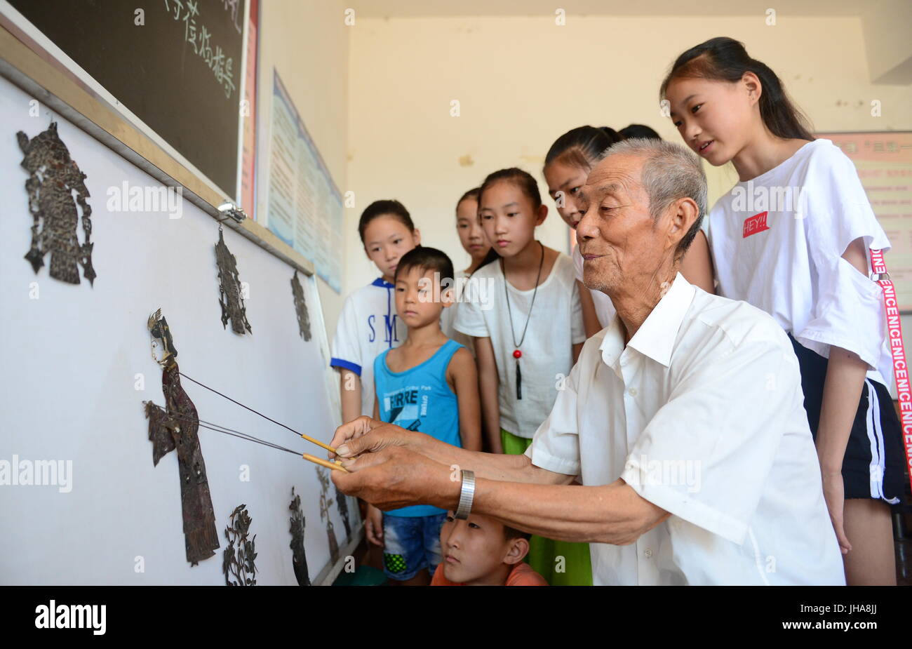 Shadow Puppet Class Shadow puppet and children hi-res stock photography and images - Alamy