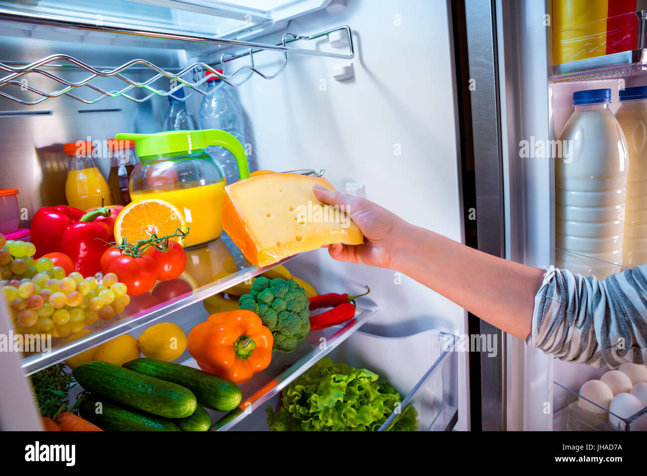 Как сохранить сыр в холодильник свежим