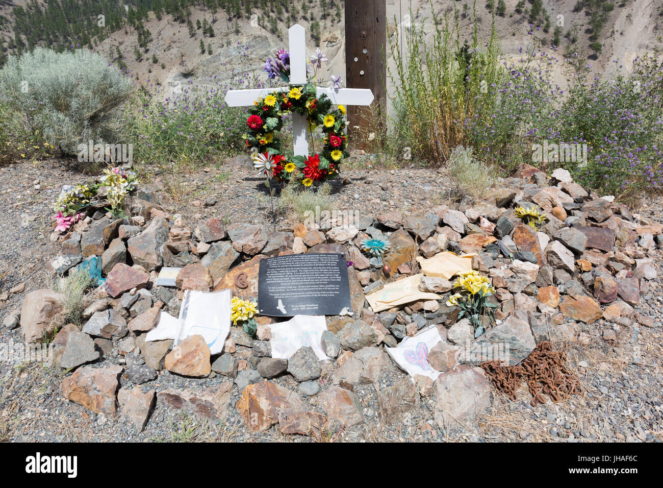 Roadside memorial cross remembring Ervin Peter Doerksen who was killed on highway 1 when a giant rock fell down on 2 June 2010 Stock Photo