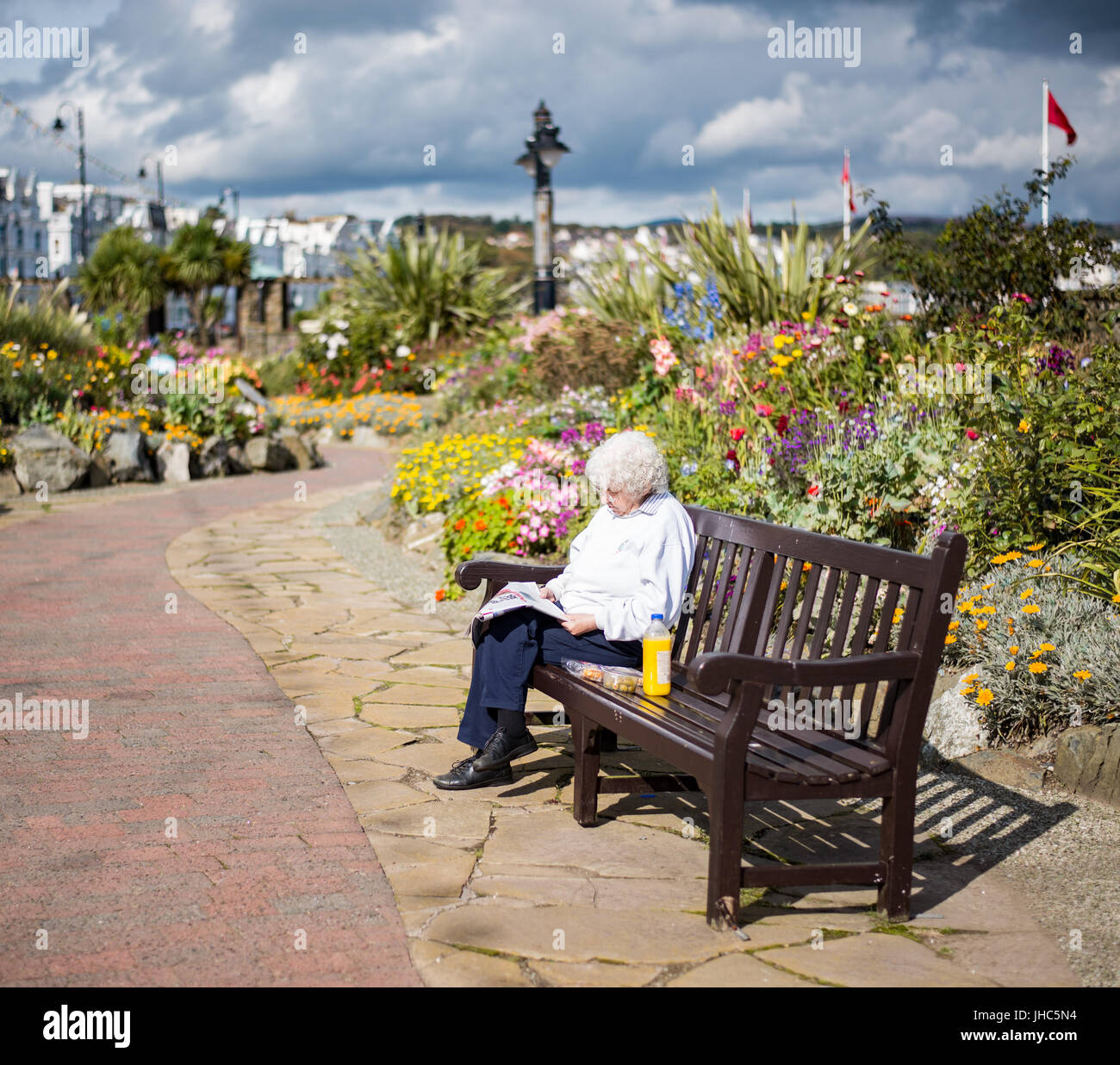 Old lady sitting on bench hi-res stock photography and images - Alamy
