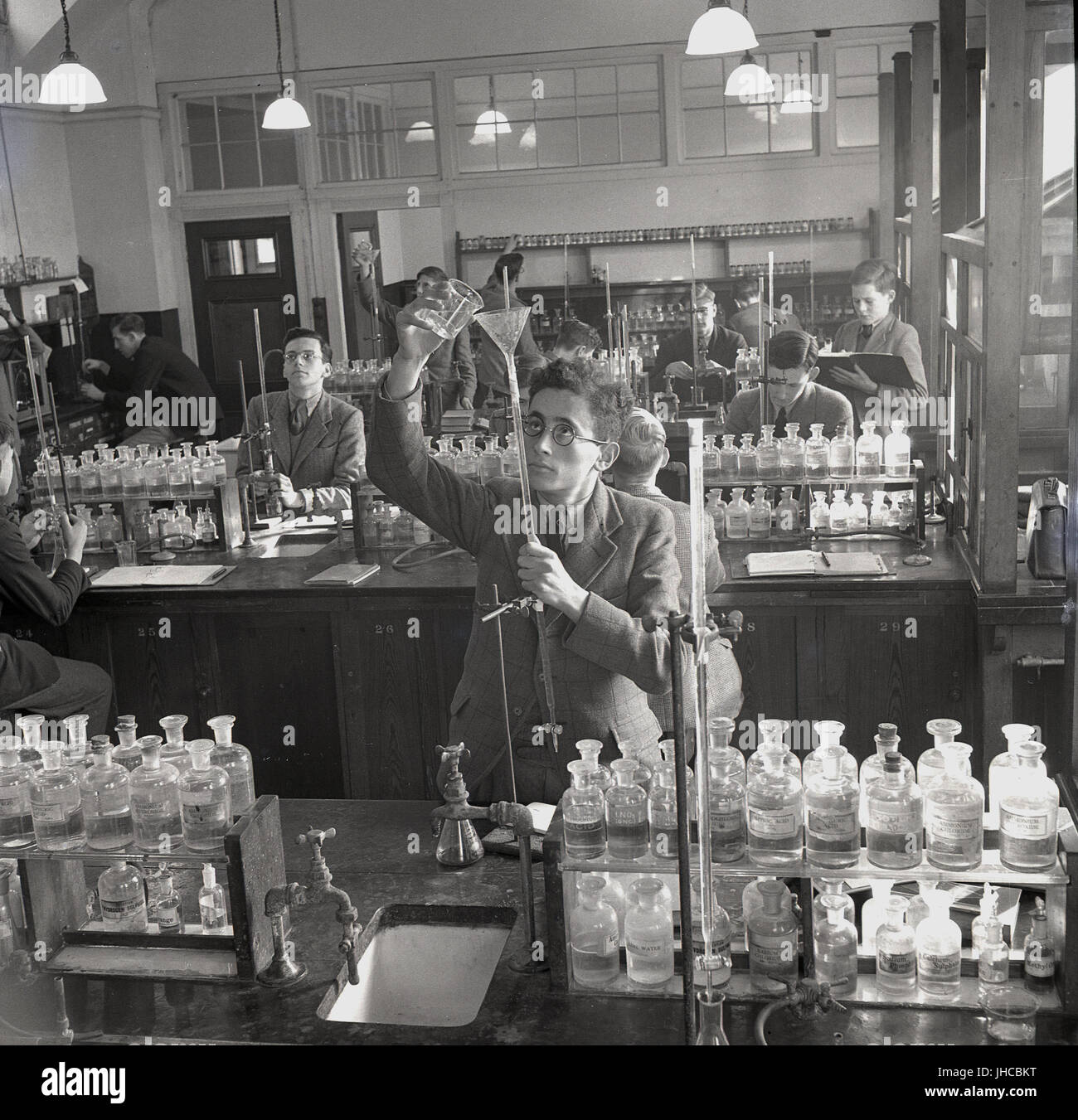 1950s, historical, school boys doing chemistry experiments in a well-stocked science laboratory at Mill Hill Public school, a traditional Briitsh boys only fee paying boarding school in North London, England, UK. Stock Photo