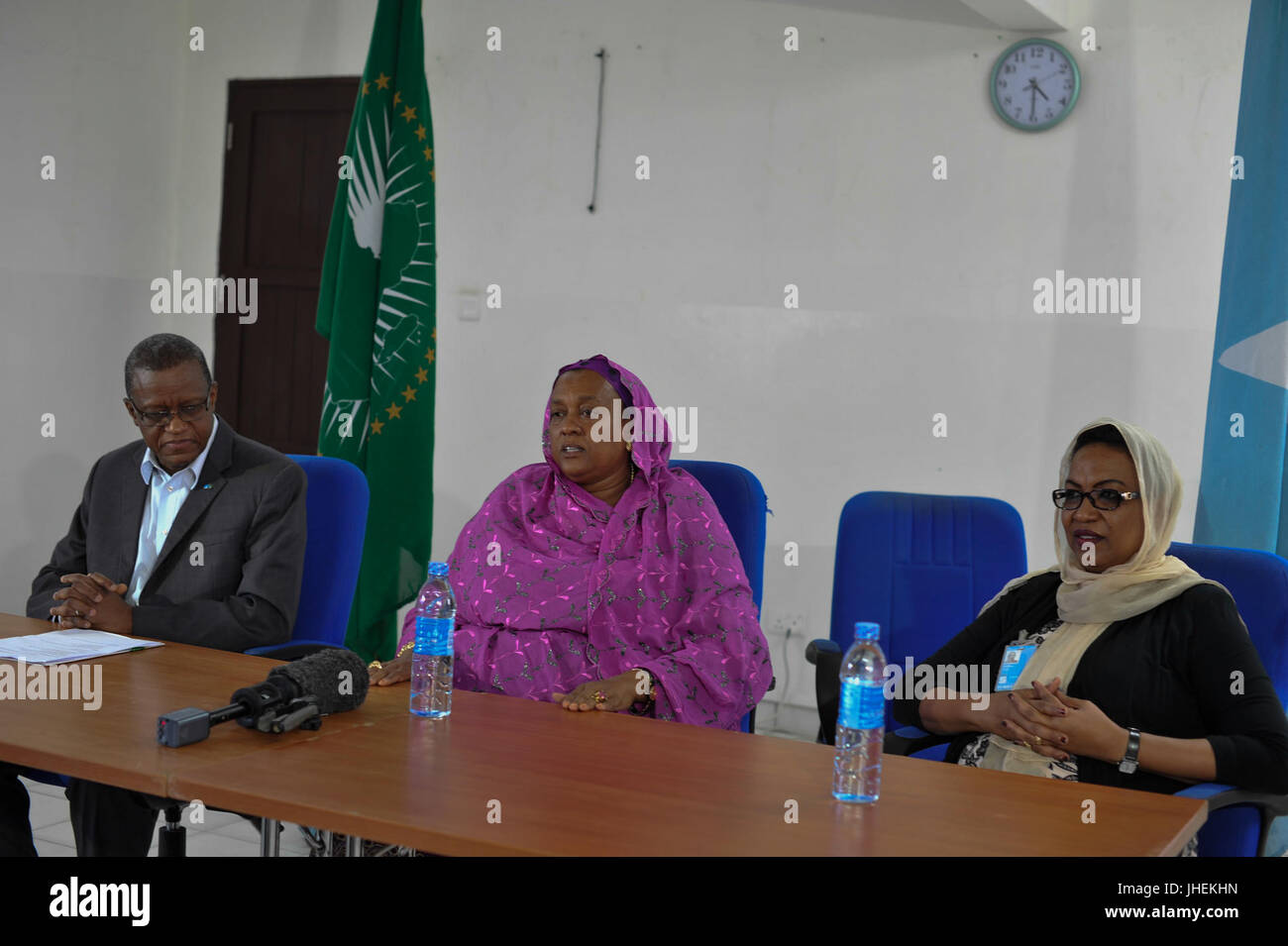2015 03 07 AMISOM Hands over women's day materials to FGS-7 (16556309790) Stock Photo