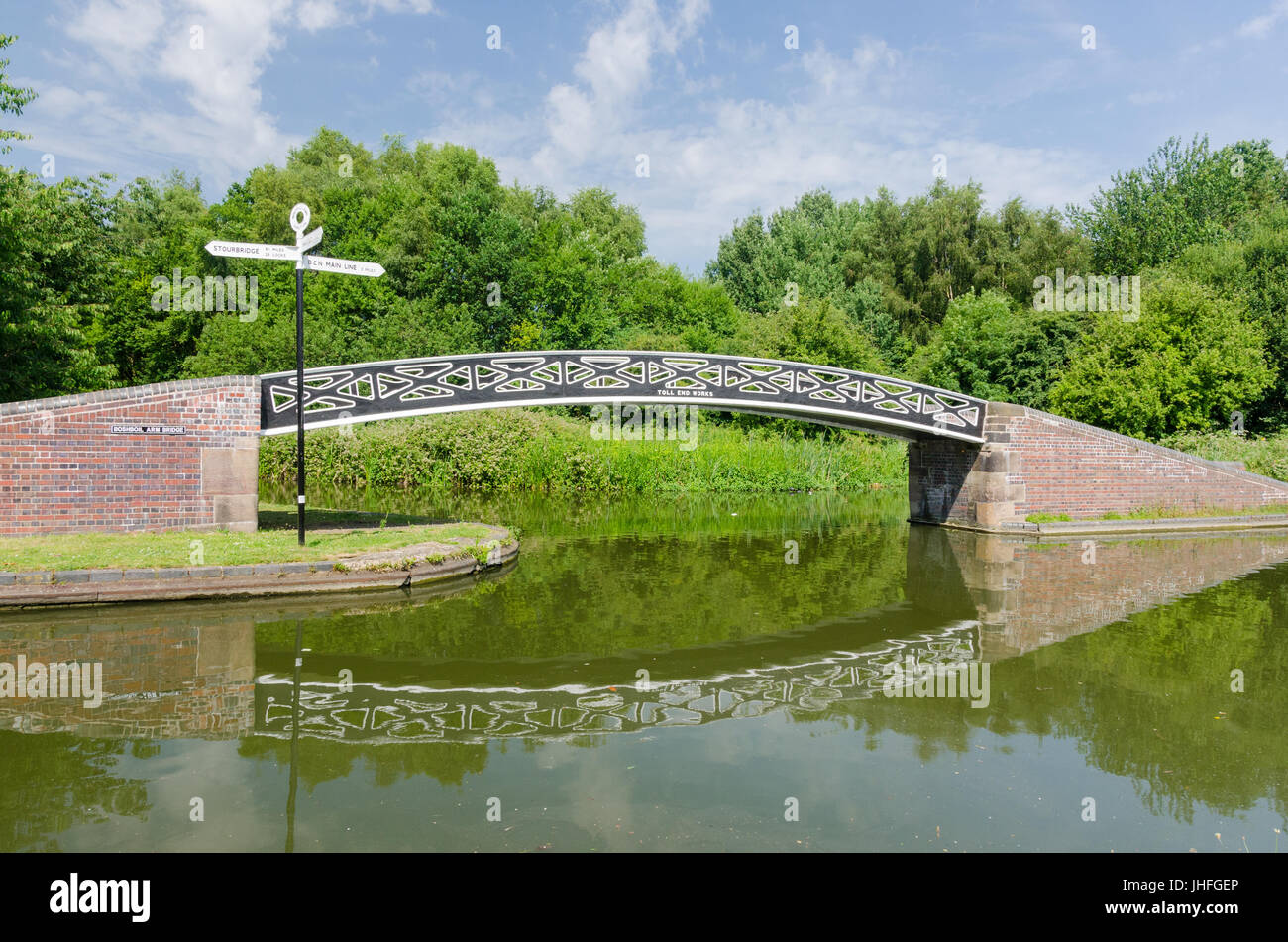 Boshboil Arm Bridge at Windmill End Junction on the Dudley No 2 Canal in Warren's Hall Park in Dudley, West Midlands Stock Photo