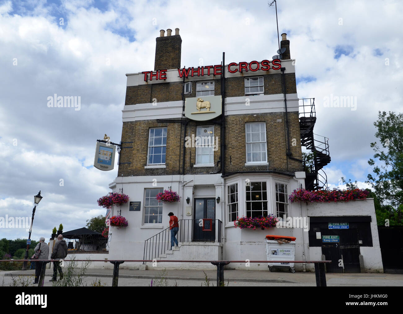 The White Cross pub on the River Thames at Richmond in West London Stock Photo