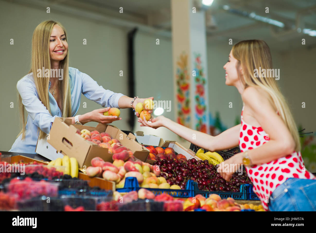 Девушка продавала персики. Левушка с фруктам на. Рынке. Женщина продает фрукты. Продавец овощей и фруктов. Девушка продает фрукты.