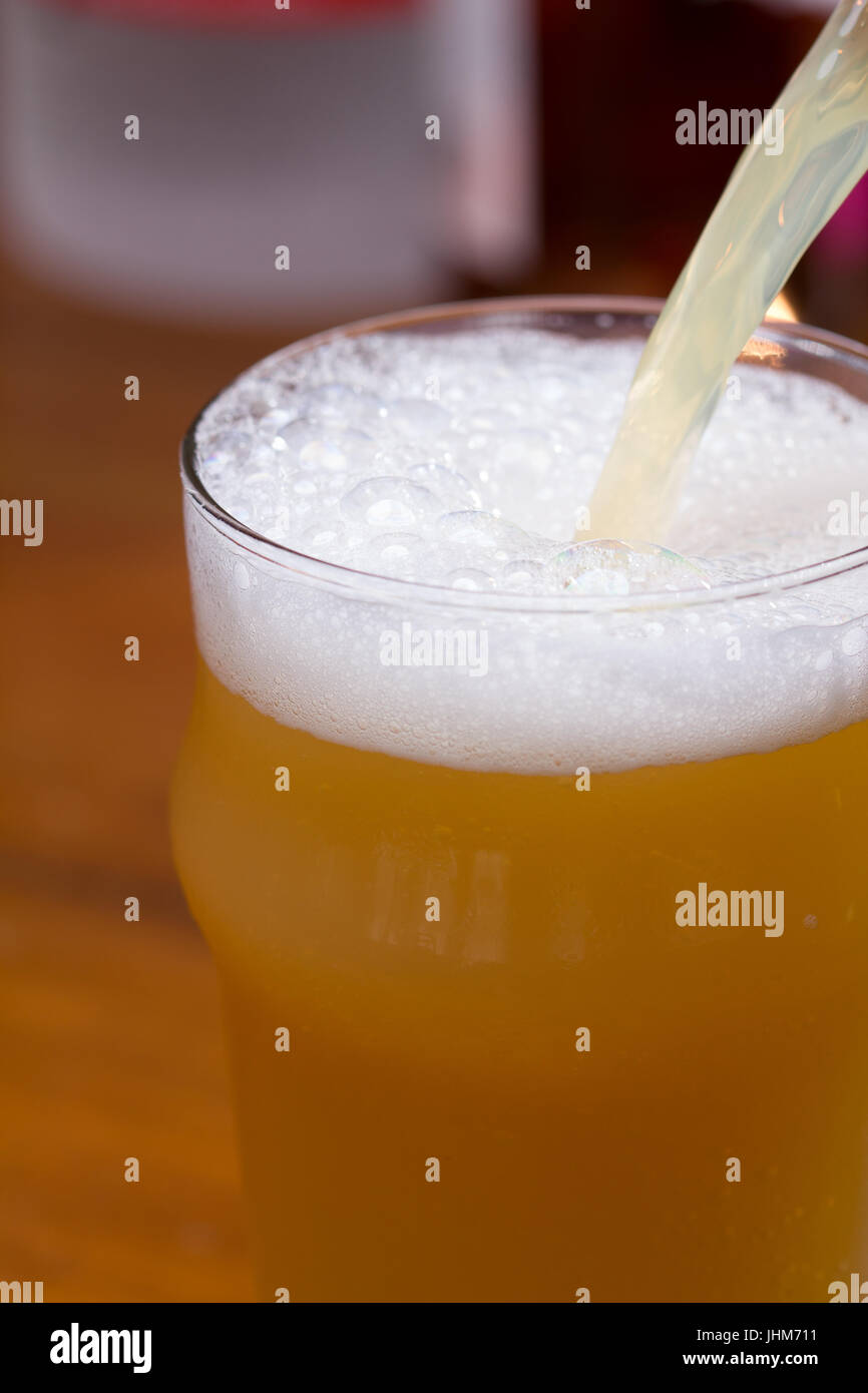 Beer pour hi-res stock photography and images - Alamy