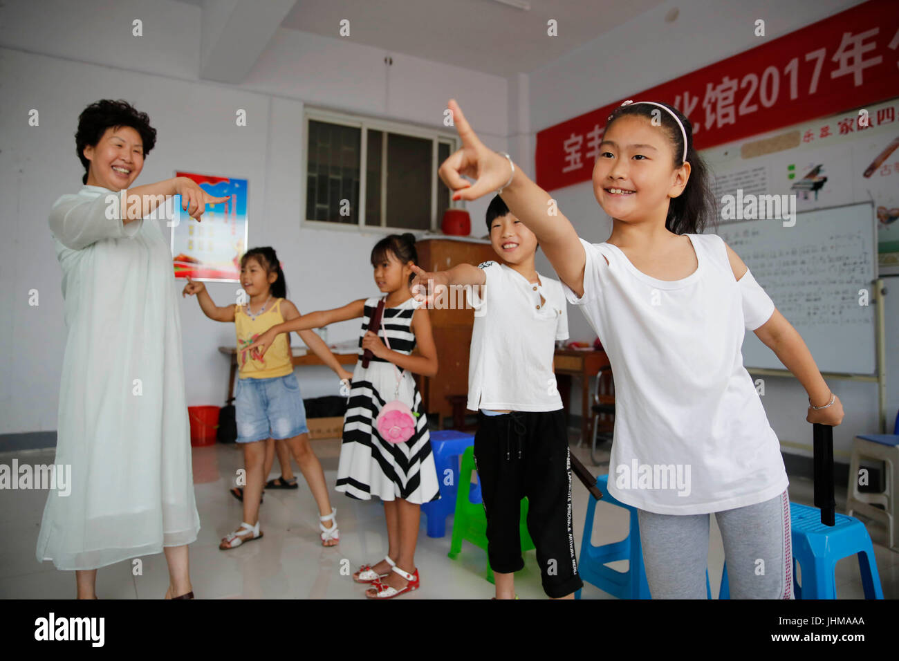 (170714) -- BAOFENG, July 14, 2017 (Xinhua) -- Children learn 'Henan Zhuizi', an art form of ballad-singing at the cultural center of Baofeng County, central China's Henan Province, July 14, 2017. The public classes for children are held by the cultural center of Baofeng County during every summer vacation since 2011, which include classes for musical instruments, dance and opera. (Xinhua/He Wuchang) (xzy) Stock Photo
