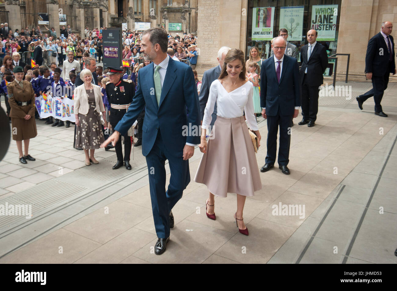 Oxford UK. 14th July 2017. The king and queen of Spain visit the Weston Library. They were greeted by the Lord Lieutenant and children from Tyndale community school in Oxford. Andrew Walmsley/Alamy Live News Stock Photo