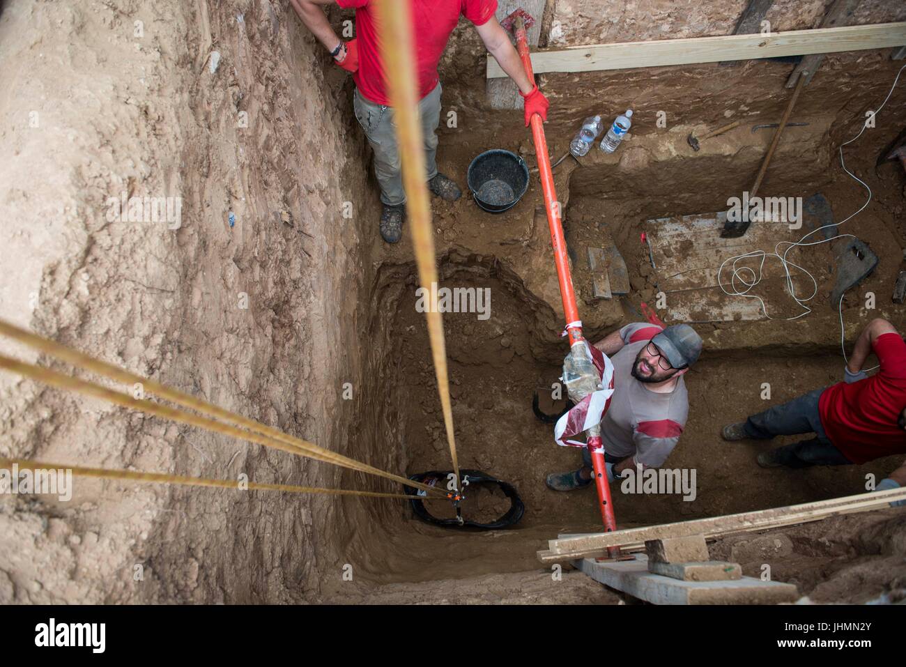 Digging A Grave High Resolution Stock Photography and Images Alamy