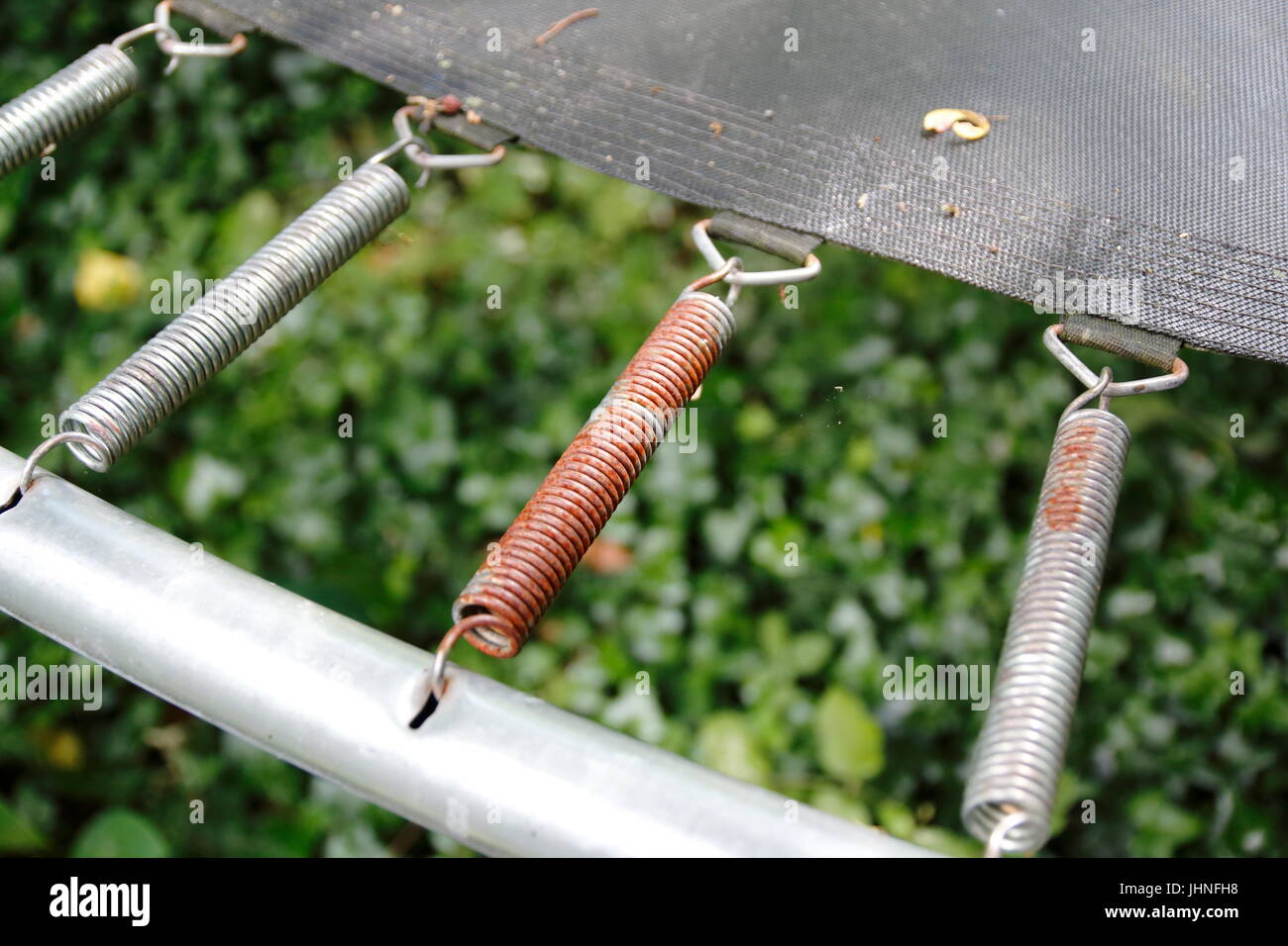 Rostige Federn vom Trampolin outdoor Stock Photo