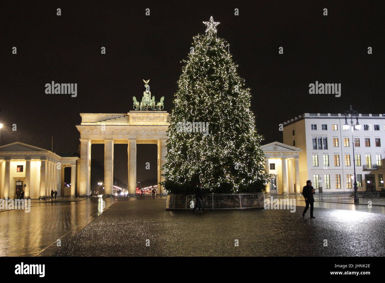 Berlin, Germany Christmas tree at Brandenburg Gate Stock Photo Alamy