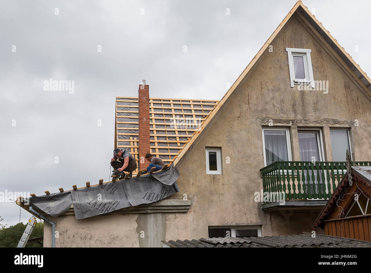 Male carpenters repair the roof of the house Stock Photo Alamy