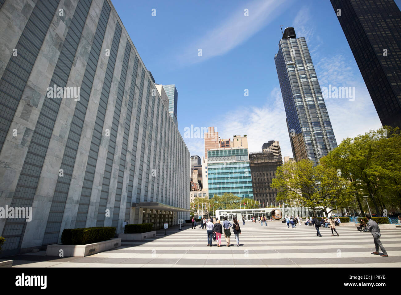 un visitors plaza outside the UN general assembly hall building united nations New York City USA Stock Photo