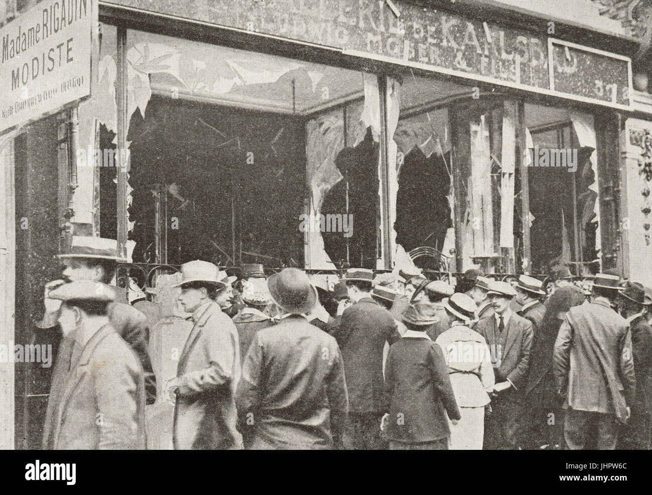Austrian shop attacked in Paris 1914 Stock Photo